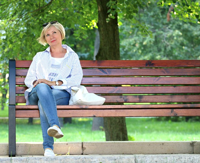 žena na lavičce v parku.jpg