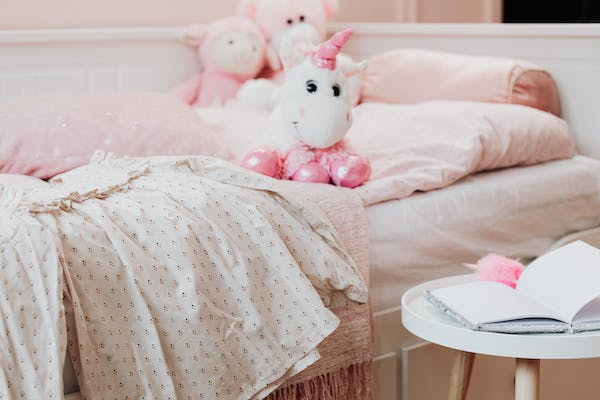dětská postel a hračky 