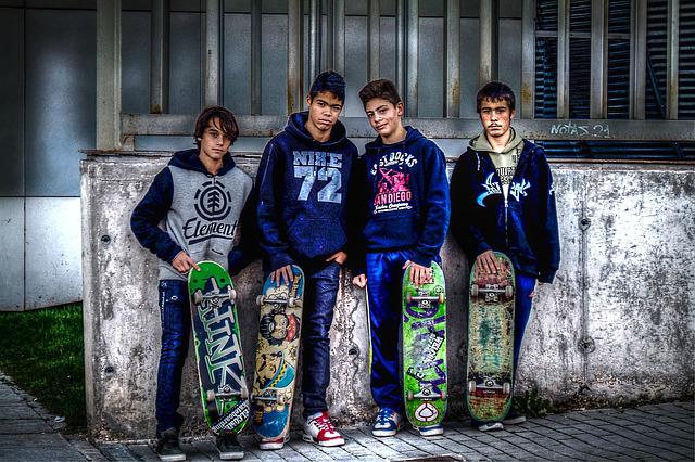 mladí skateboardisté